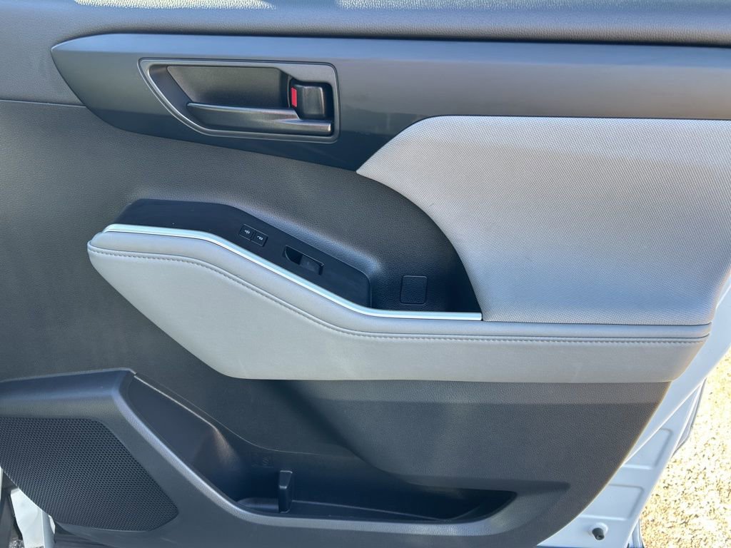 Used 2023 Toyota Highlander L image 21