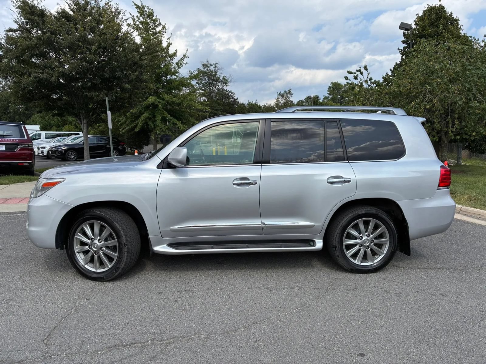 Used 2011 Lexus LX 570 4WD w/ Luxury Pkg image 4
