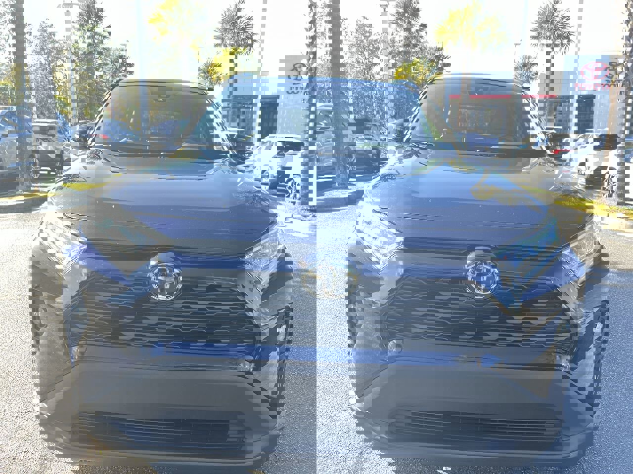 Used 2021 Toyota RAV4 XLE Premium image 3