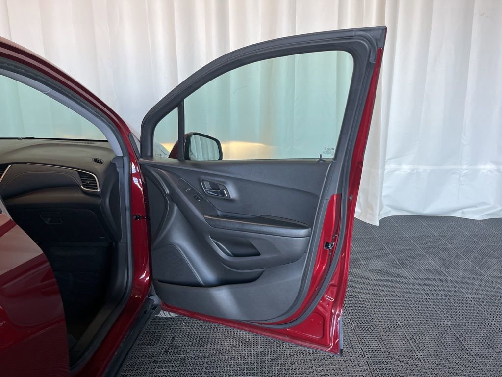 Used 2022 Chevrolet Trax LT w/ LT Convenience Package image 17