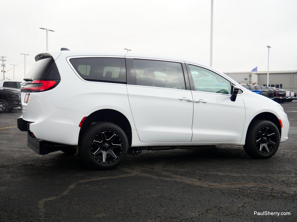 Used 2024 Chrysler Pacifica Touring image 25