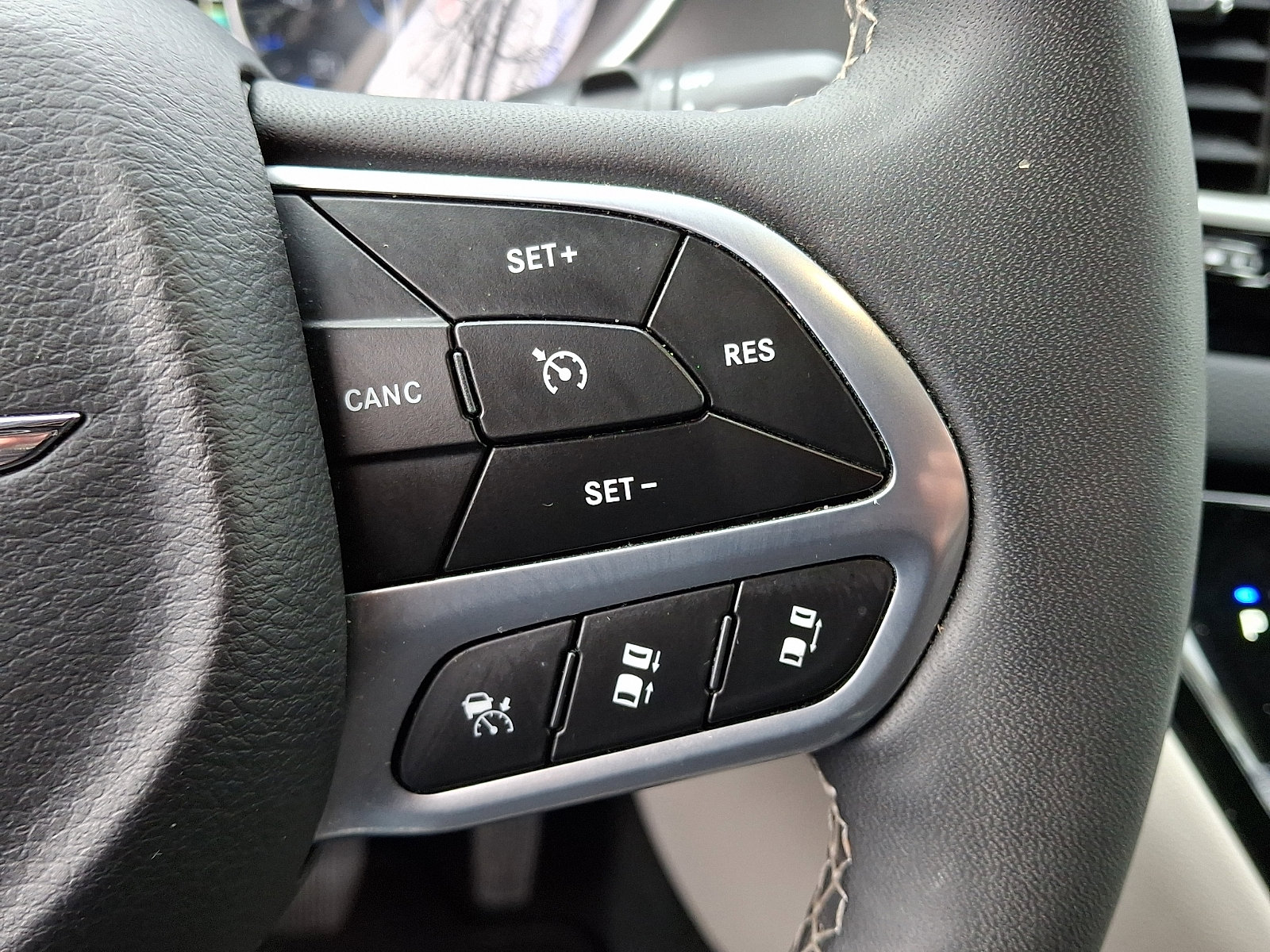 Used 2023 Chrysler Pacifica Touring-L image 24