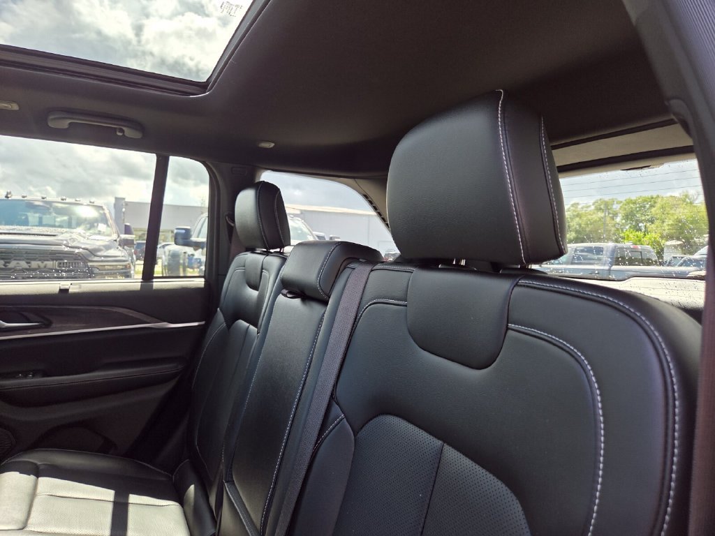 Used 2025 Jeep Grand Cherokee Limited AWD/4WD image 22
