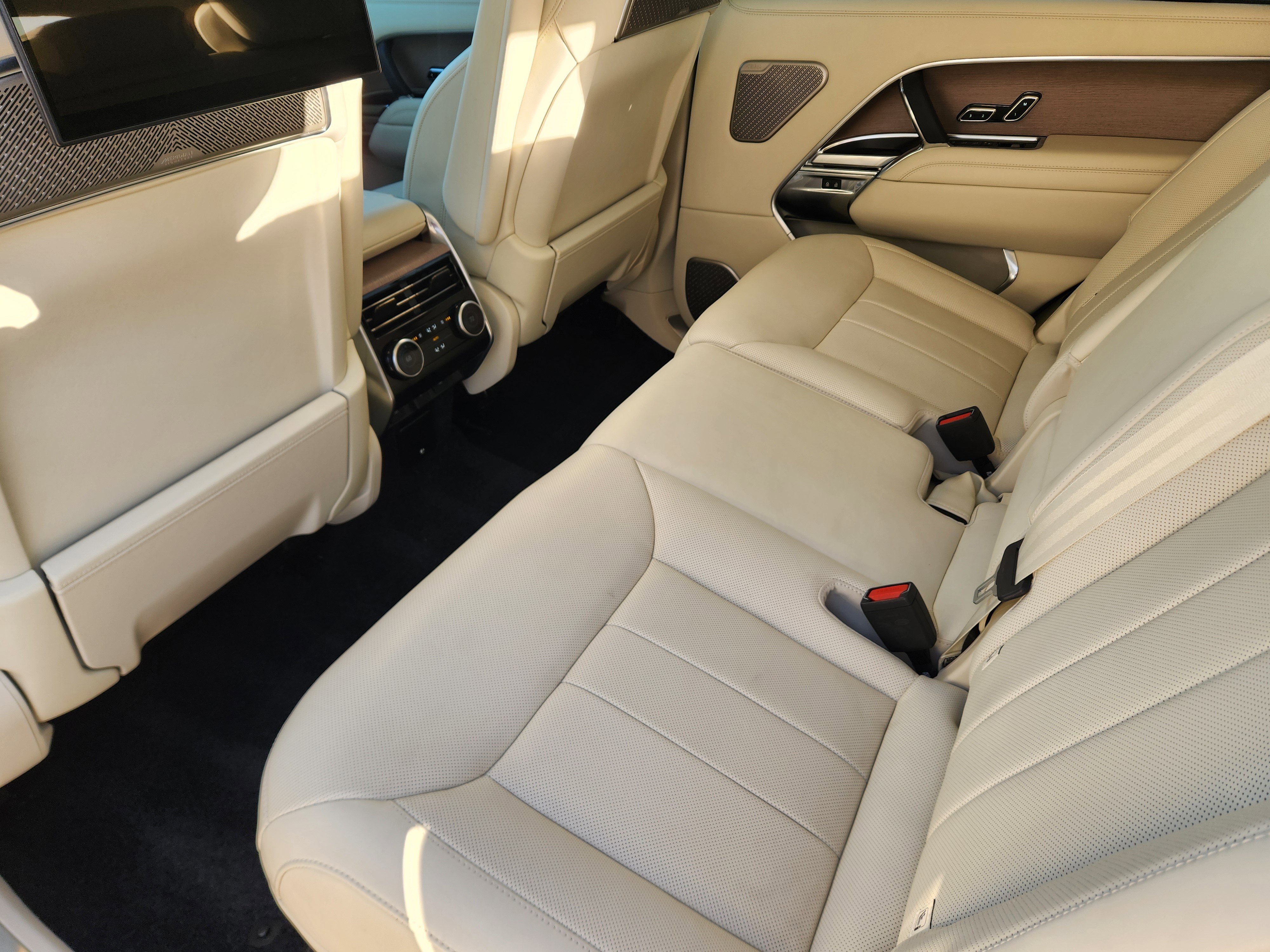 Certified 2024 Land Rover Range Rover Long Wheelbase Autobiography image 32