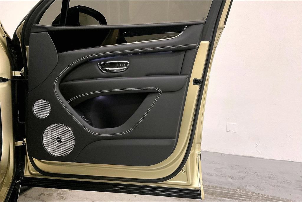 Used 2023 Bentley Bentayga image 26