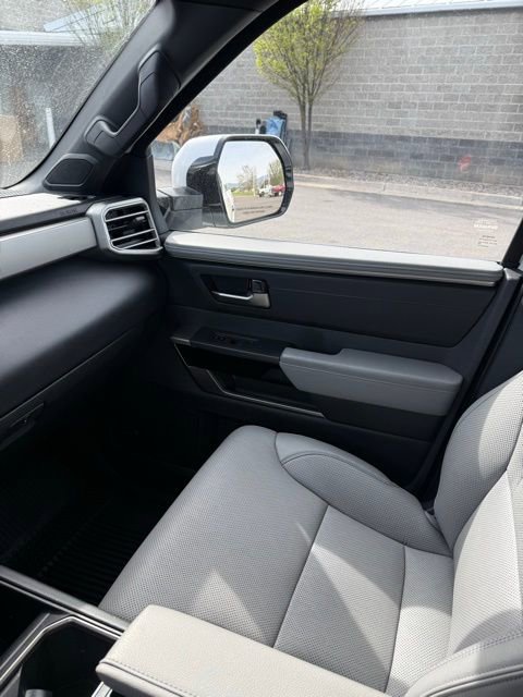 Used 2025 Toyota Tundra Limited AWD/4WD image 32