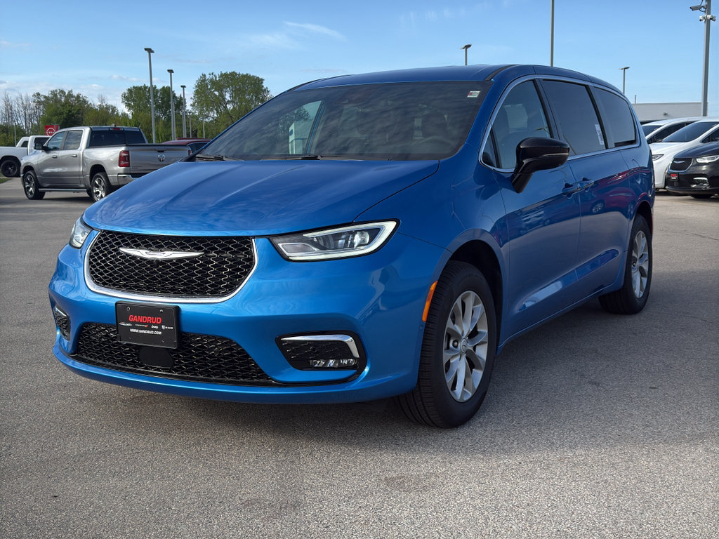 New 2026 Chrysler Pacifica Select AWD/4WD image 2