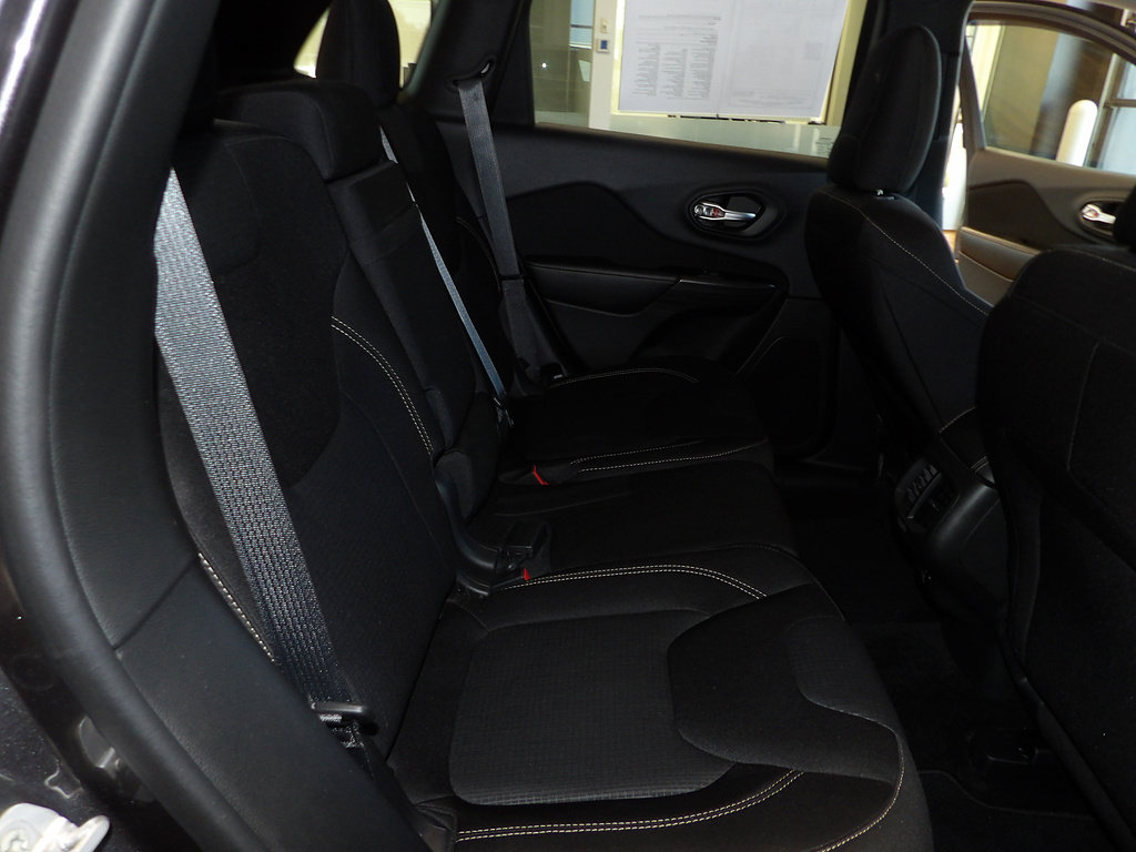 Used 2015 Jeep Cherokee Latitude w/ Comfort/Convenience Group AWD/4WD image 18