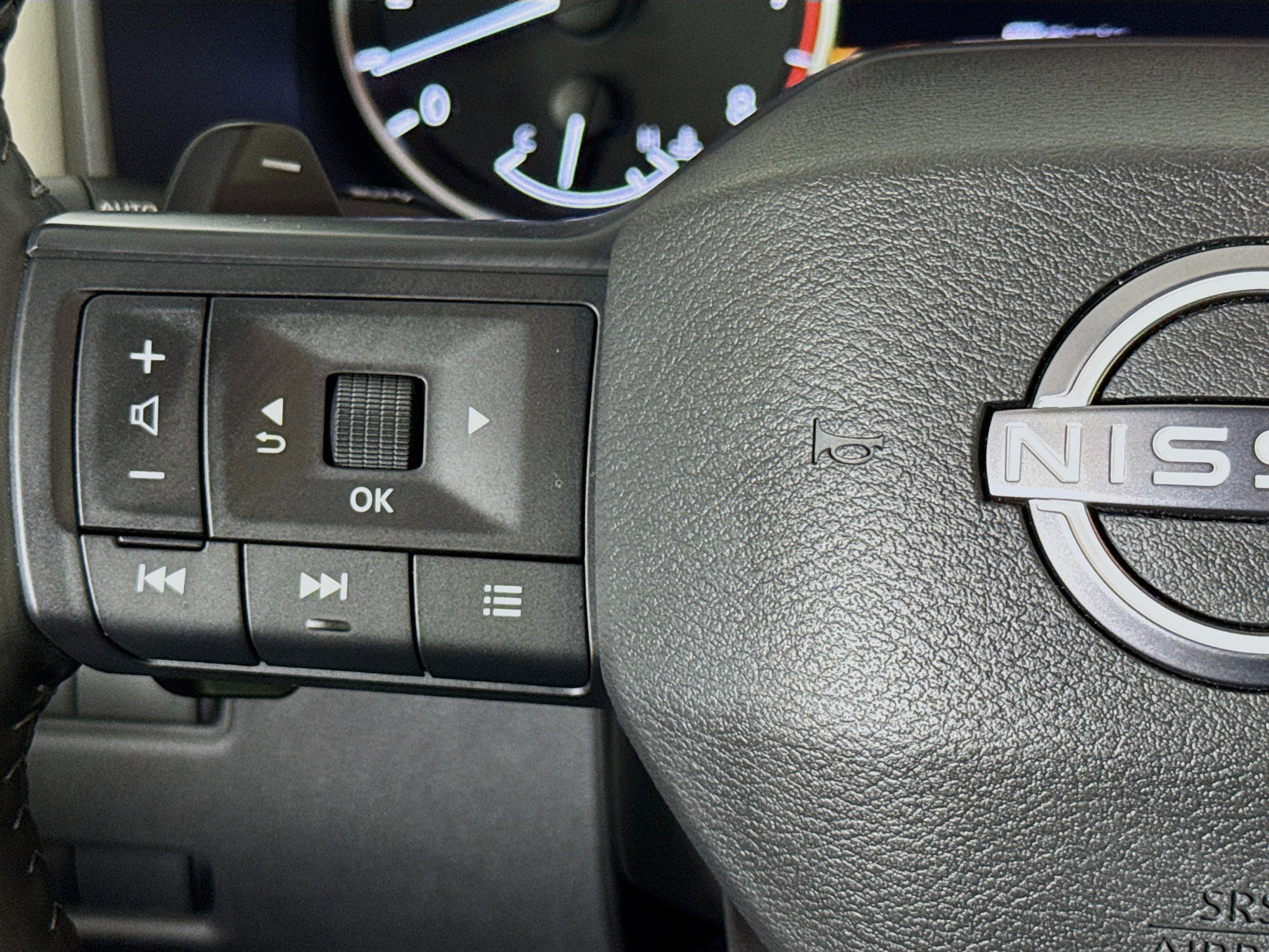 Used 2025 Nissan Rogue SV w/ SV Premium Package FWD image 13