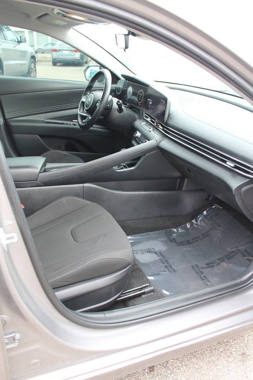Used 2023 Hyundai Elantra SEL w/ Convenience Package image 21