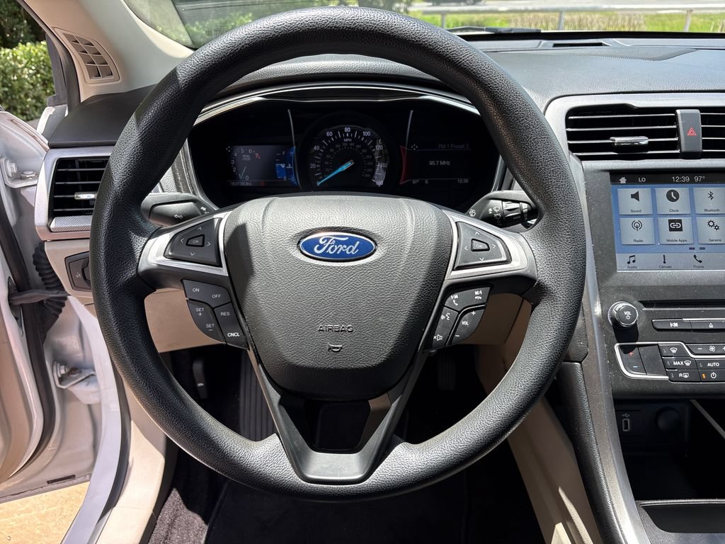 Used 2017 Ford Fusion SE w/ Fusion SE Technology Package FWD image 17