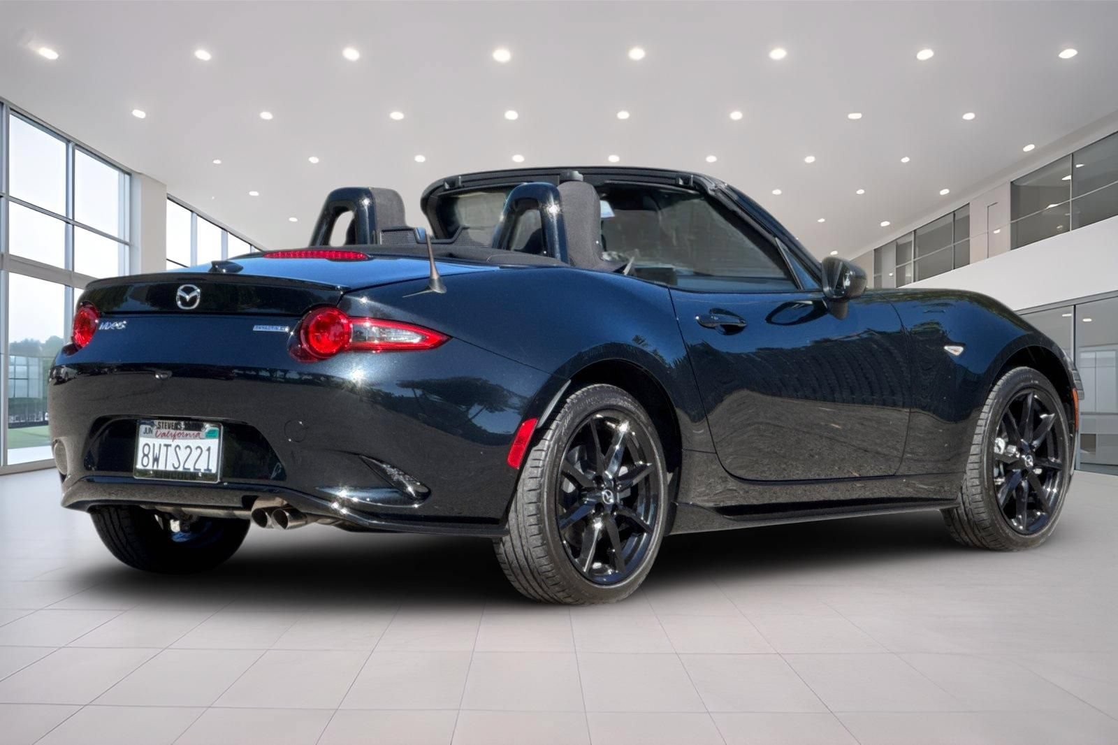 Used 2021 MAZDA MX-5 Miata Club w/ Appearance Package RWD image 4