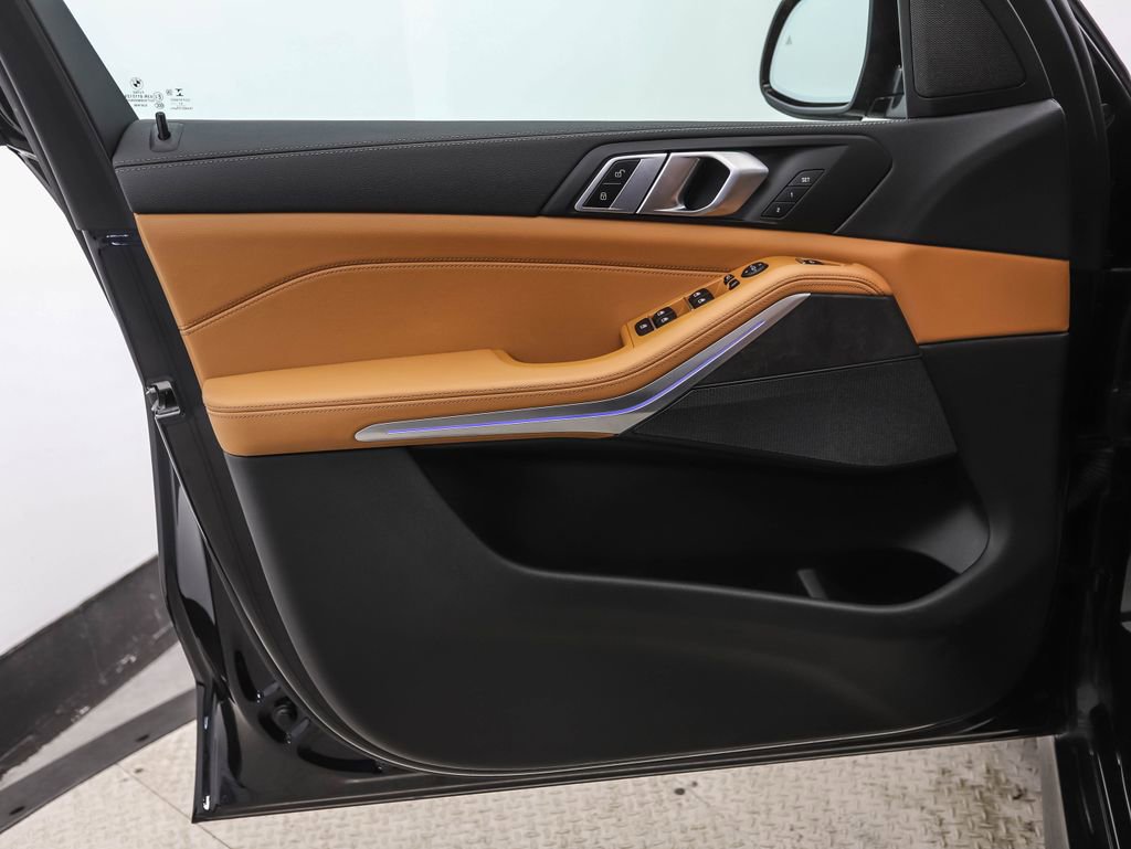 Used 2022 BMW X5 xDrive40i w/ M Sport Package image 9