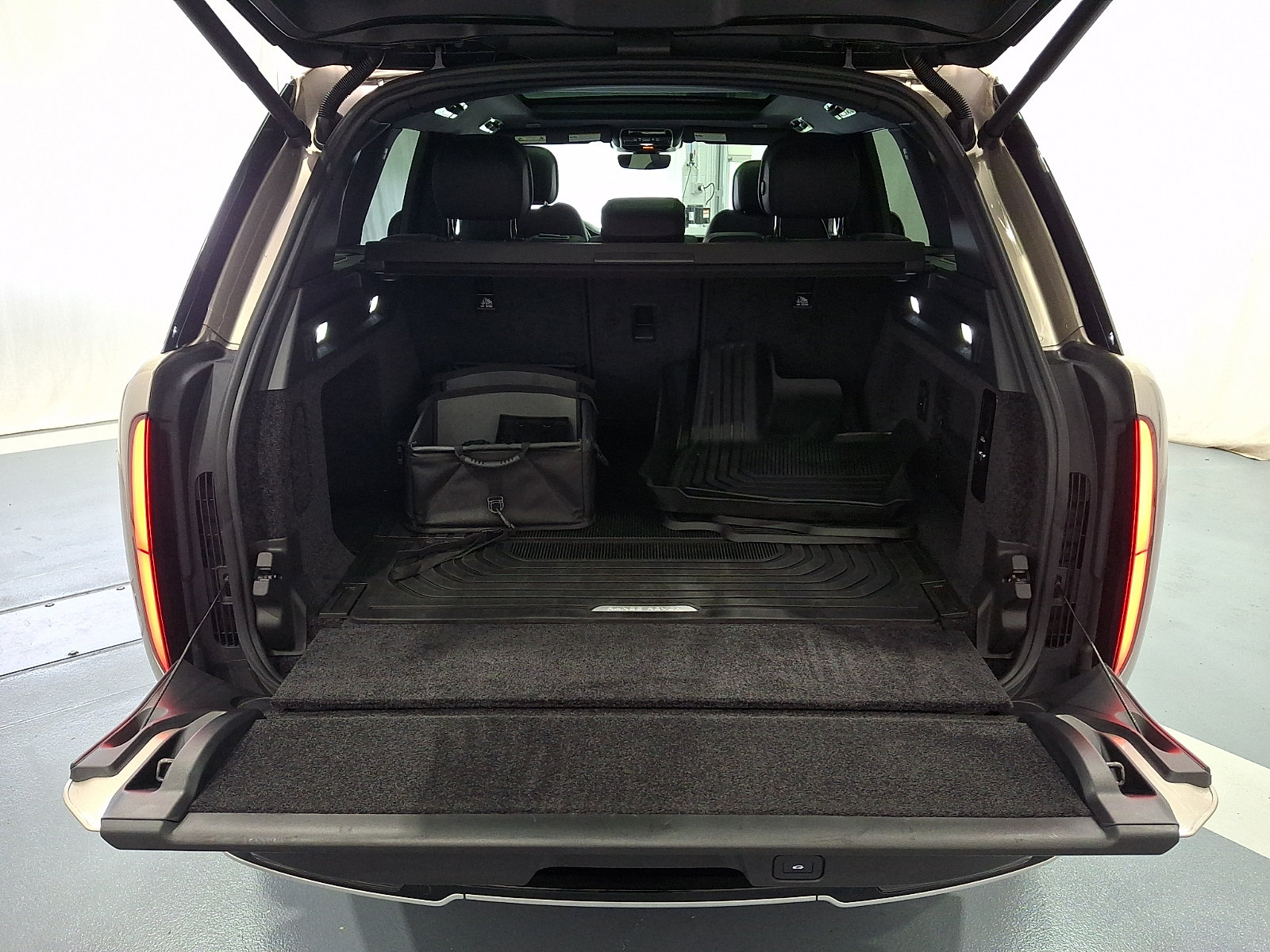 Certified 2025 Land Rover Range Rover SE AWD/4WD image 28