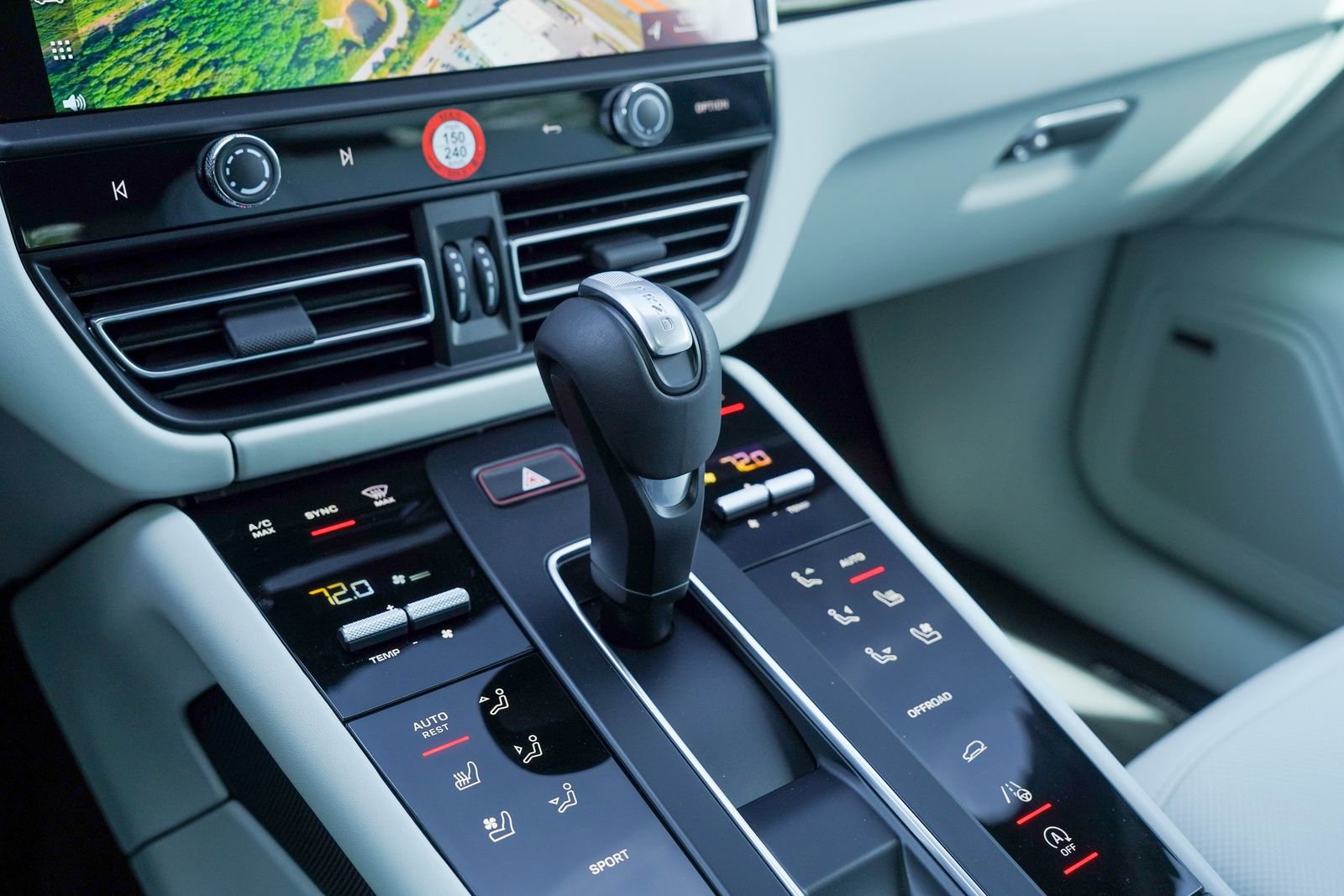 Certified 2025 Porsche Macan image 30