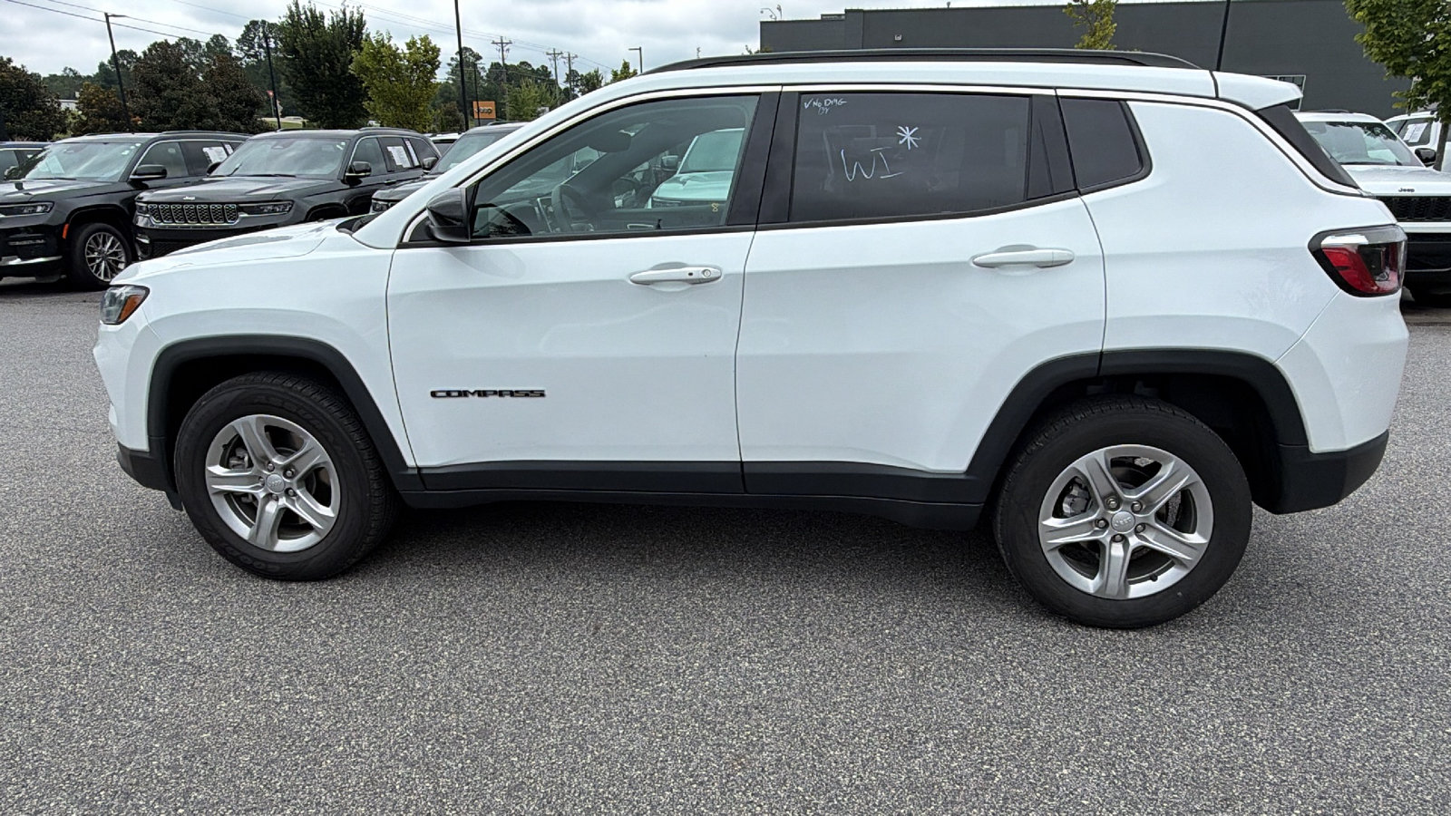Used 2024 Jeep Compass Latitude AWD/4WD image 11