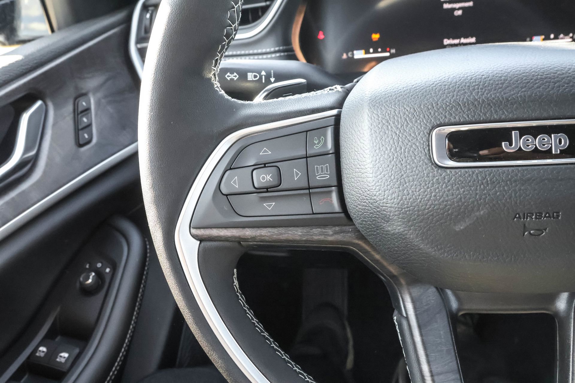 New 2025 Jeep Grand Cherokee Limited w/ Luxury Tech Group II image 24