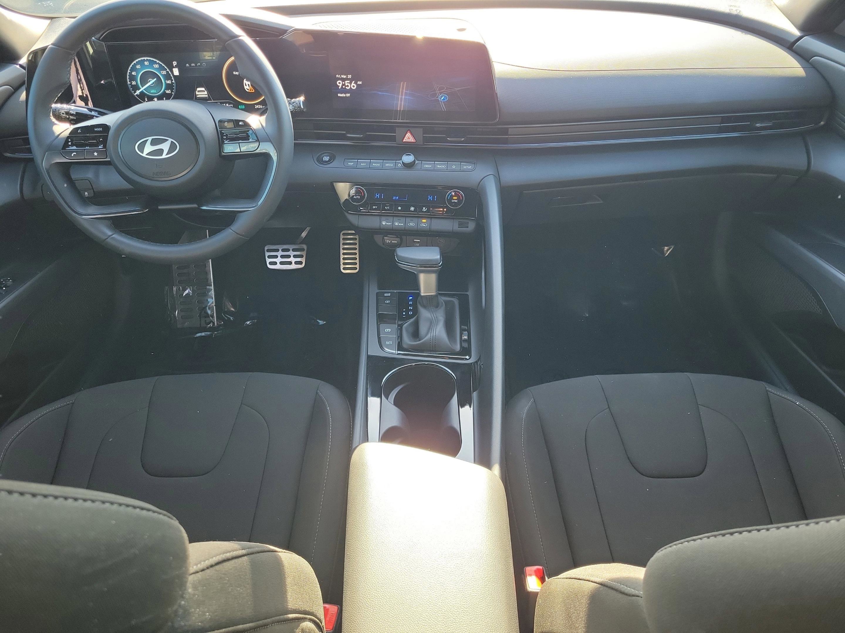 Used 2025 Hyundai Elantra SEL image 13