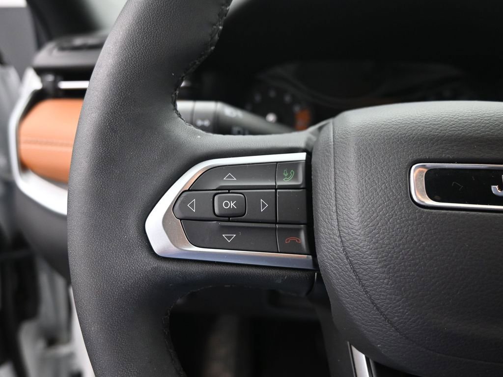 Used 2025 Jeep Compass Limited image 31