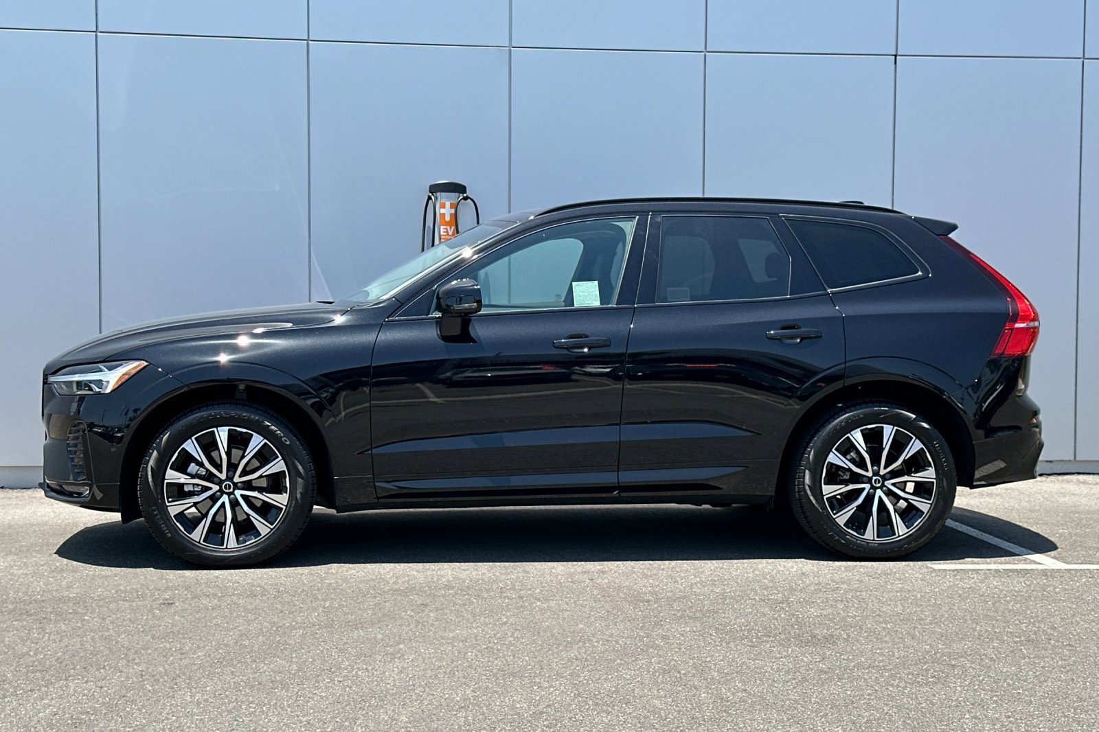 Used 2025 Volvo XC60 B5 Plus w/ Protection Package Premier image 2
