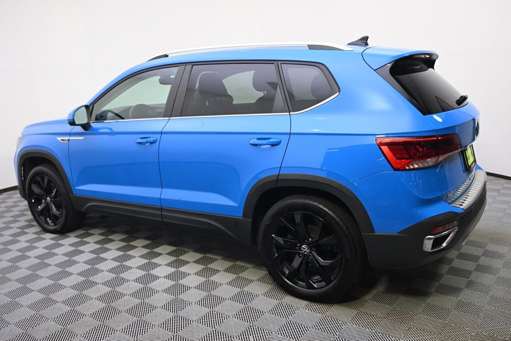 Used 2023 Volkswagen Taos SE w/ Panoramic Sunroof Package AWD/4WD image 3