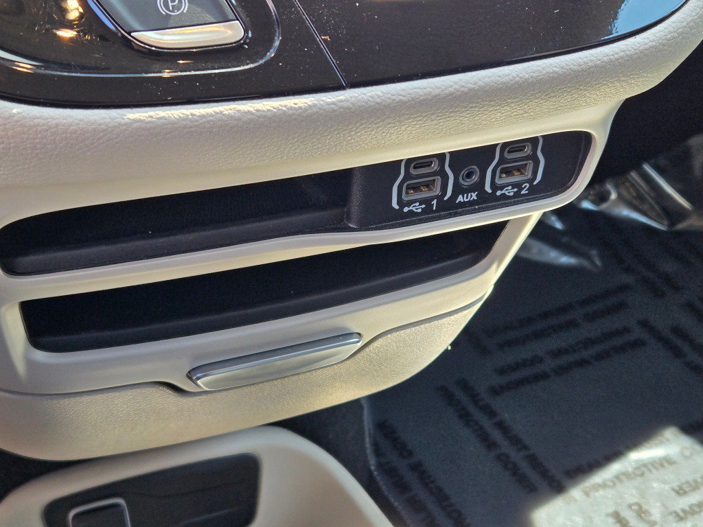 Used 2024 Chrysler Pacifica Limited FWD image 29