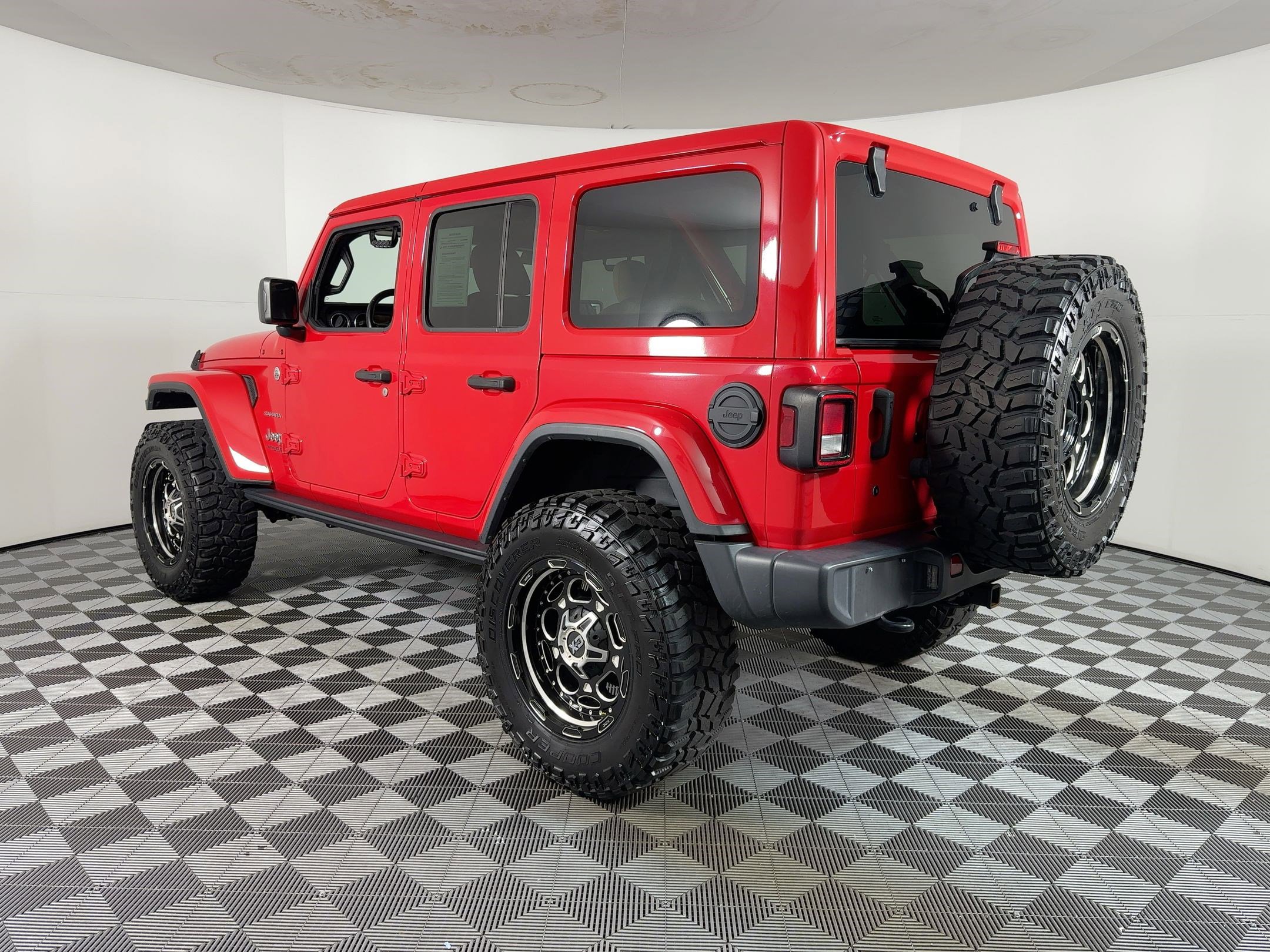 Used 2018 Jeep Wrangler Unlimited Sahara image 3