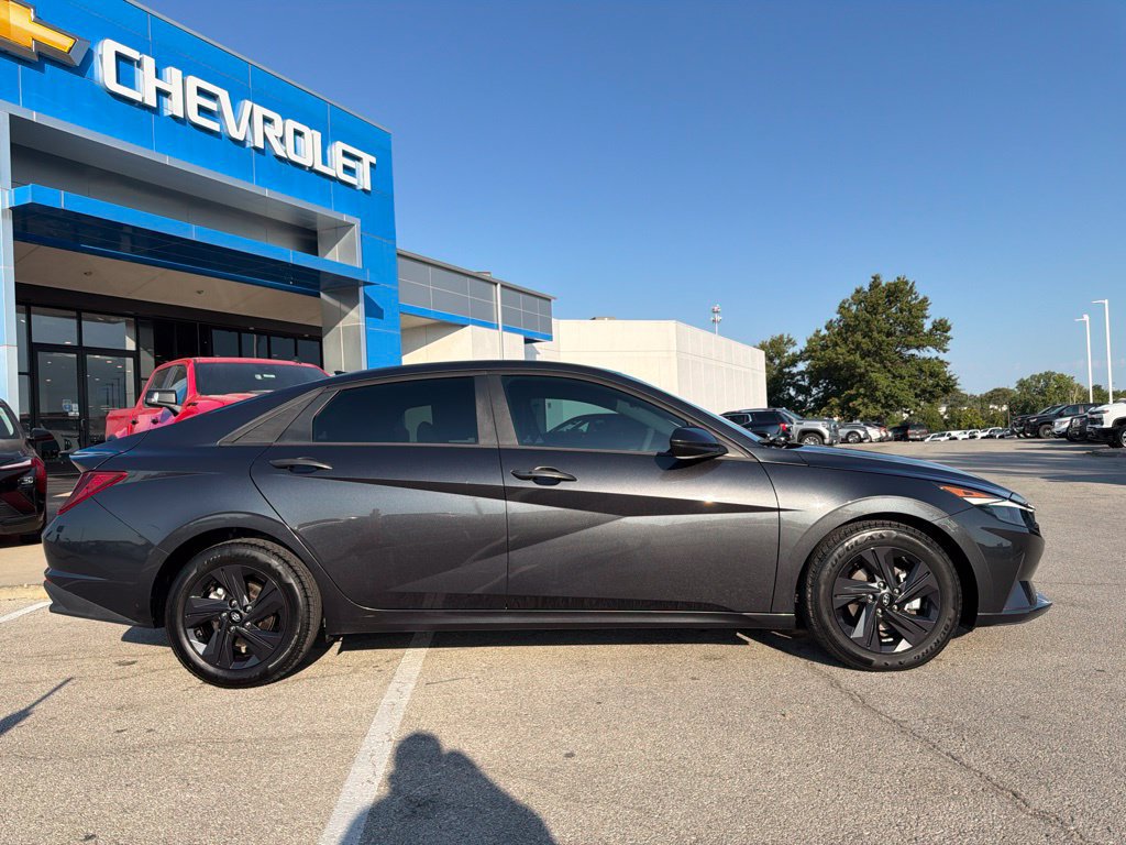 Used 2022 Hyundai Elantra SEL w/ Preferred Accessory Package FWD image 2