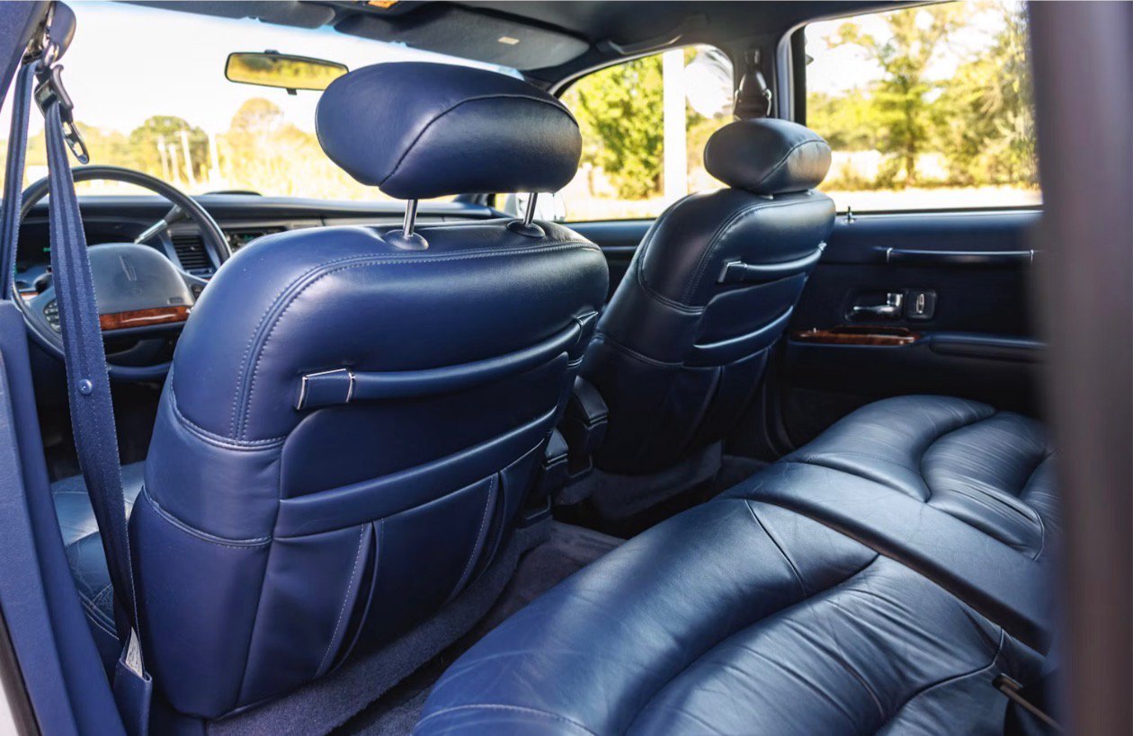 Used 1995 Lincoln Town Car Signature RWD image 13