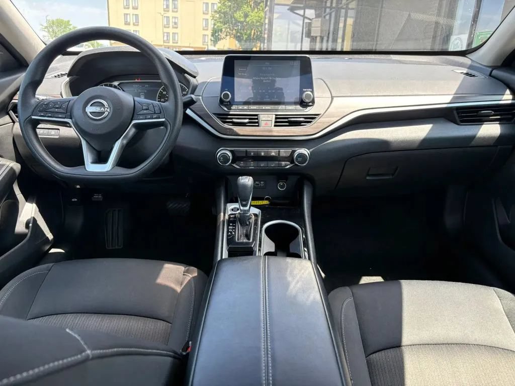 Used 2024 Nissan Altima 2.5 SV FWD image 11