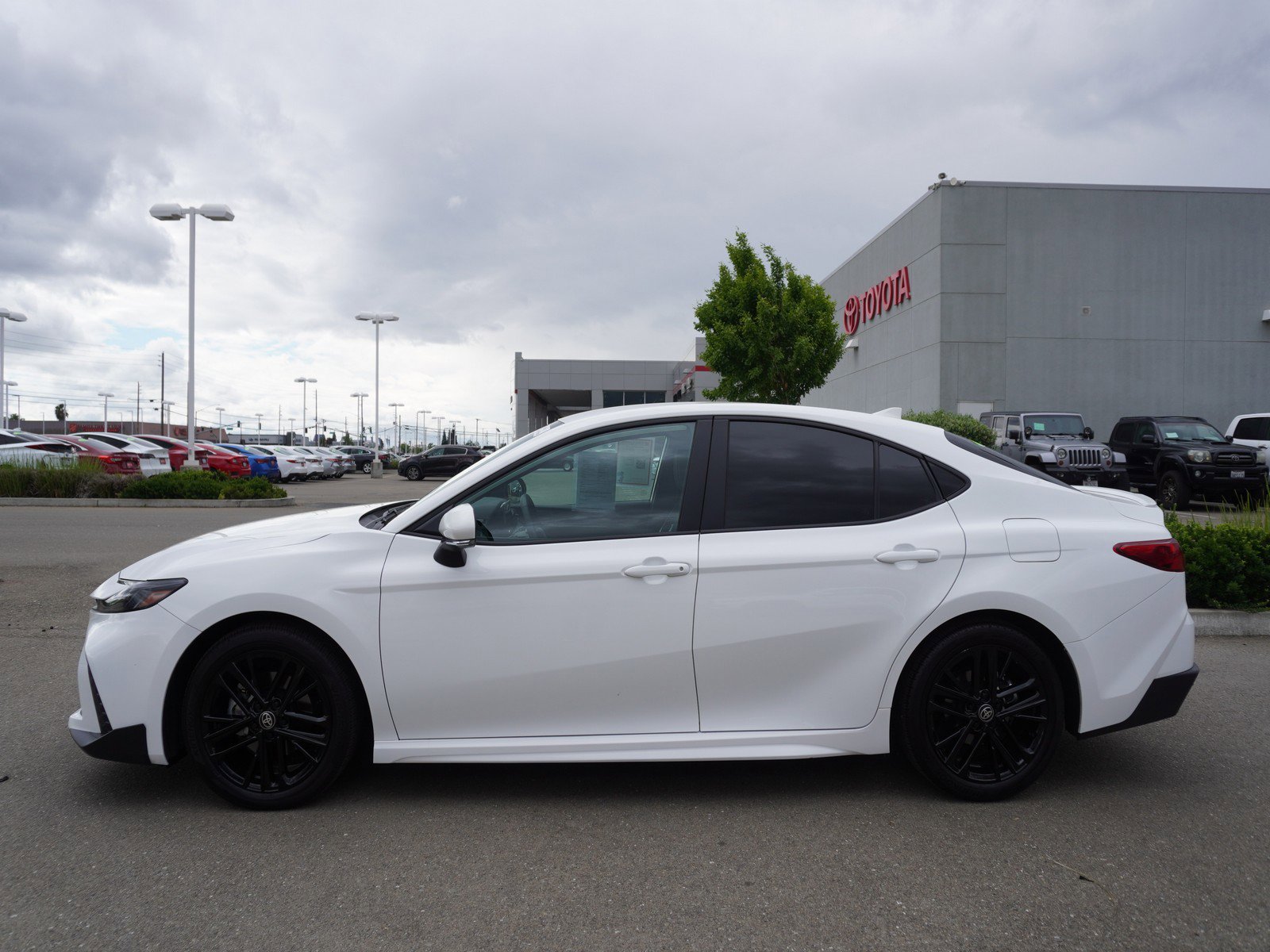 Used 2025 Toyota Camry SE FWD image 6