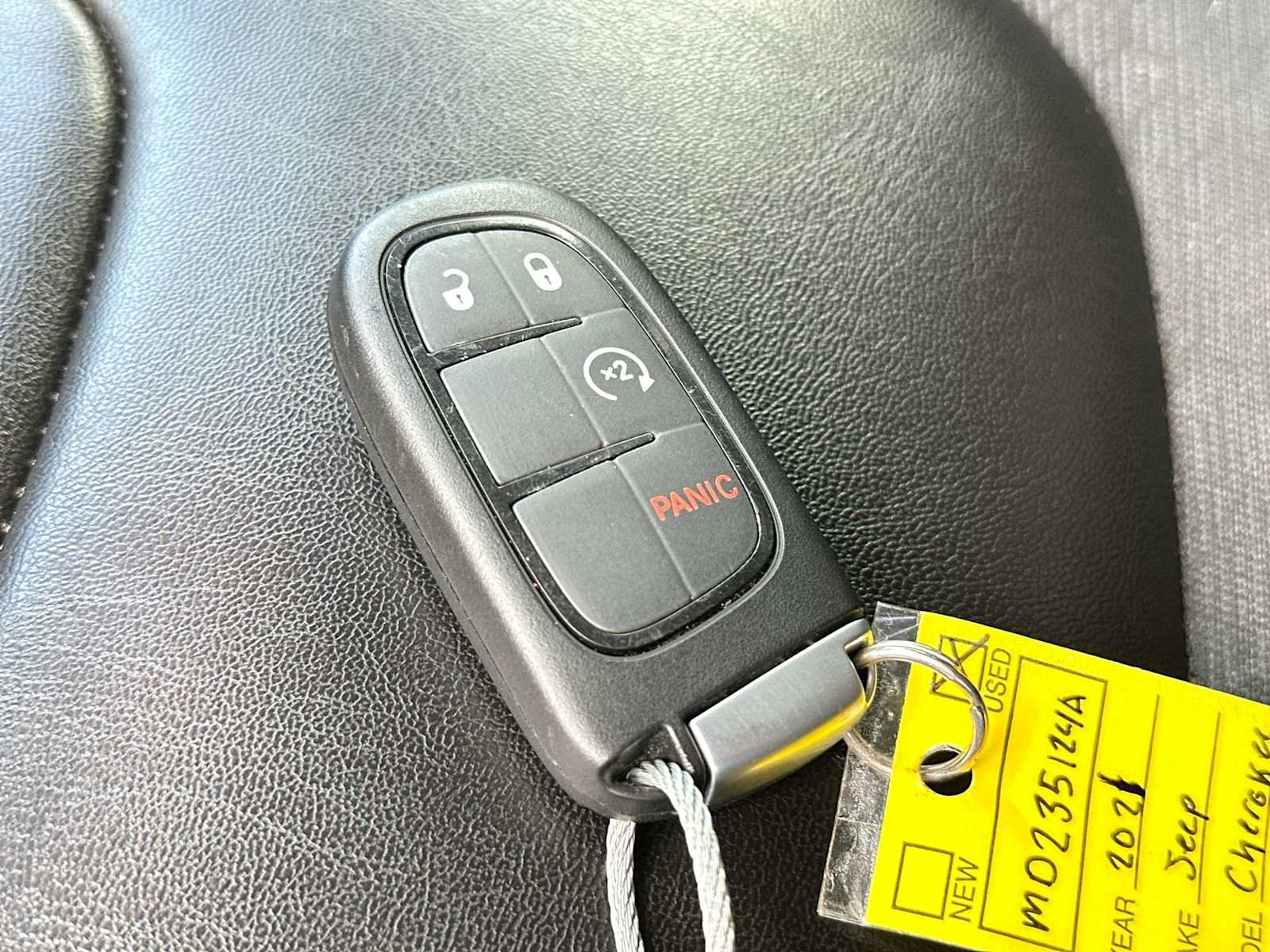 Used 2021 Jeep Cherokee Latitude Plus w/ Sun & Sound Group AWD/4WD image 29