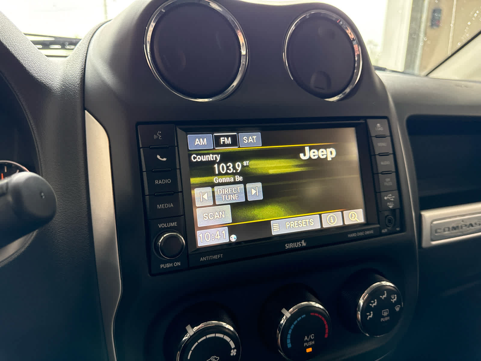Used 2014 Jeep Compass Latitude FWD image 15