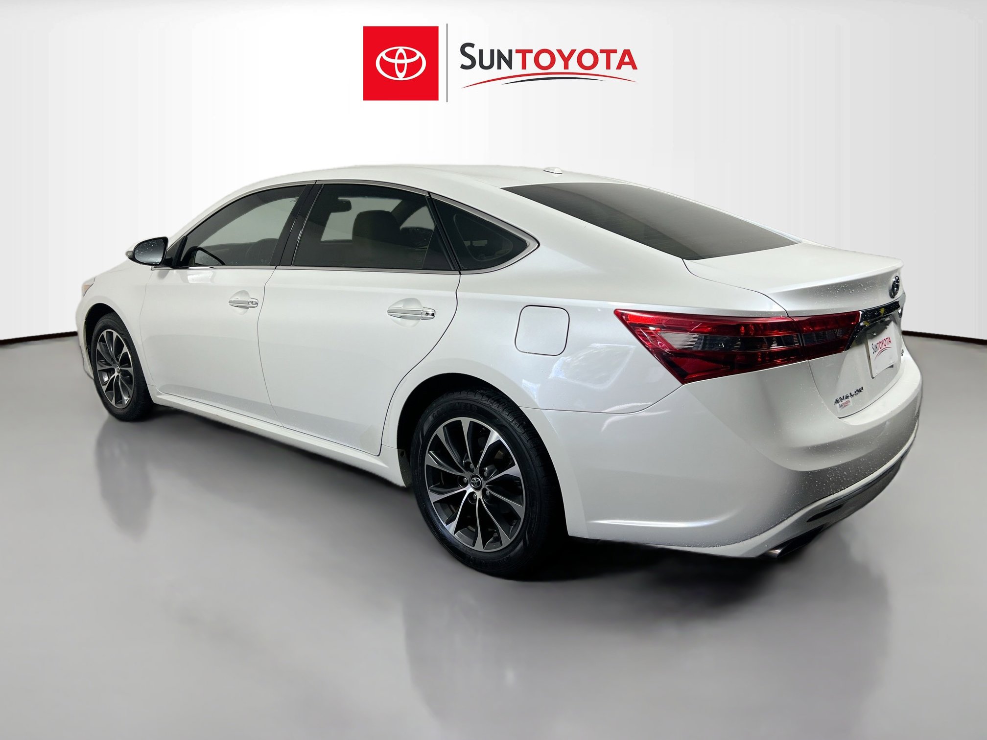 Used 2018 Toyota Avalon XLE Premium image 6