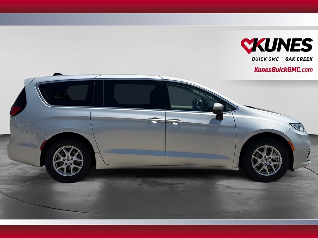 Used 2023 Chrysler Pacifica Touring-L FWD image 12