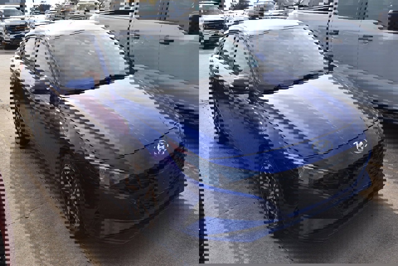 Used 2023 Hyundai Elantra SEL w/ Convenience Package image 4