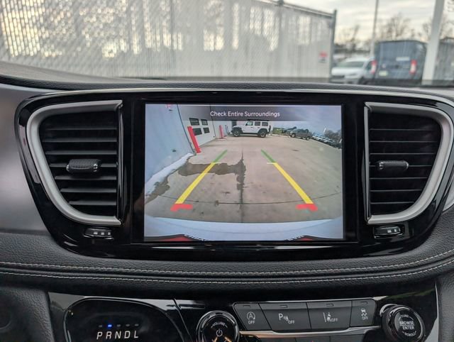 Used 2023 Chrysler Pacifica Touring image 16