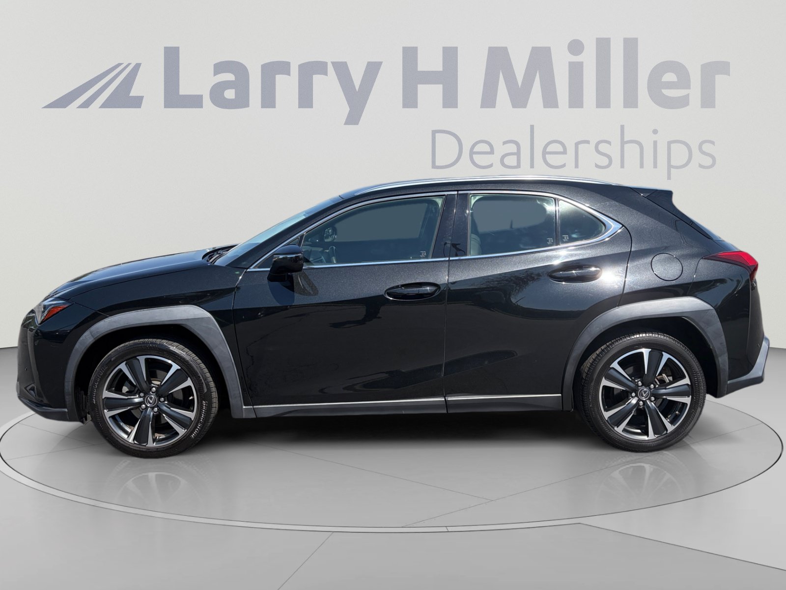 Used 2021 Lexus UX 200 FWD image 2