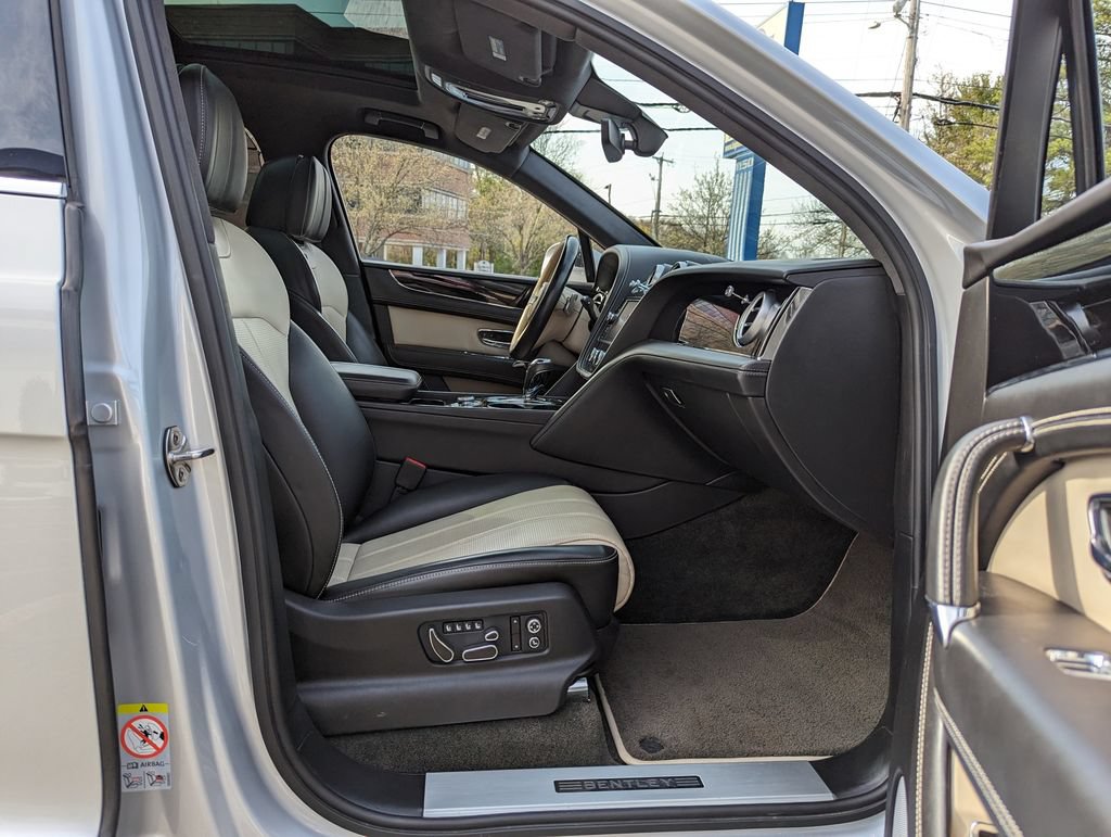 Used 2018 Bentley Bentayga AWD/4WD image 32