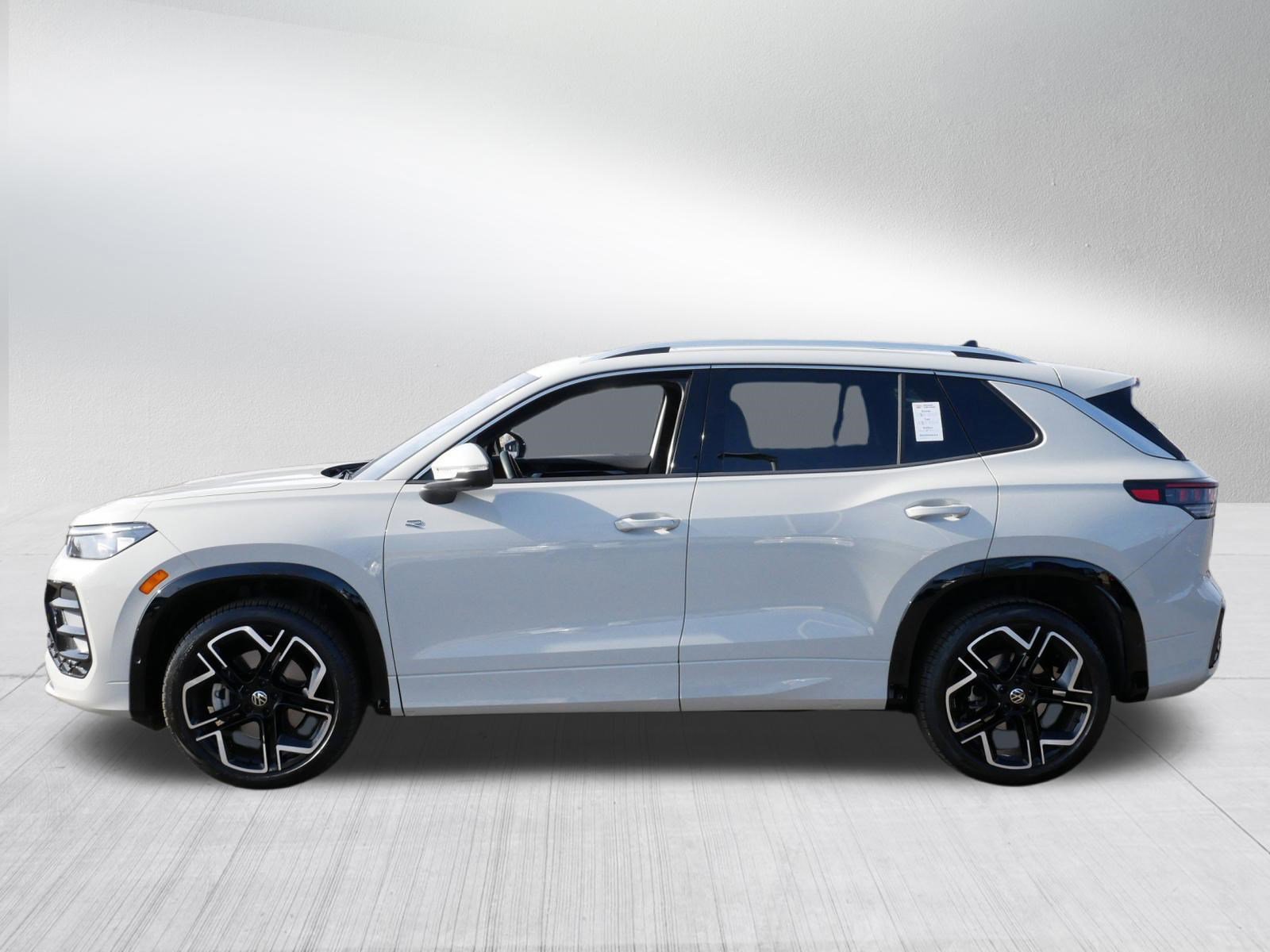 Certified 2025 Volkswagen Tiguan SEL R-Line image 4