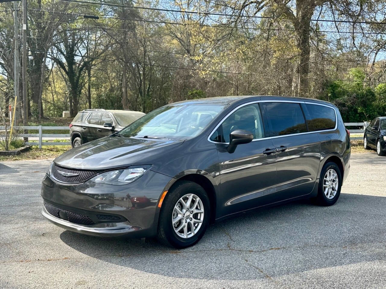 Used 2022 Chrysler Voyager LX image 3