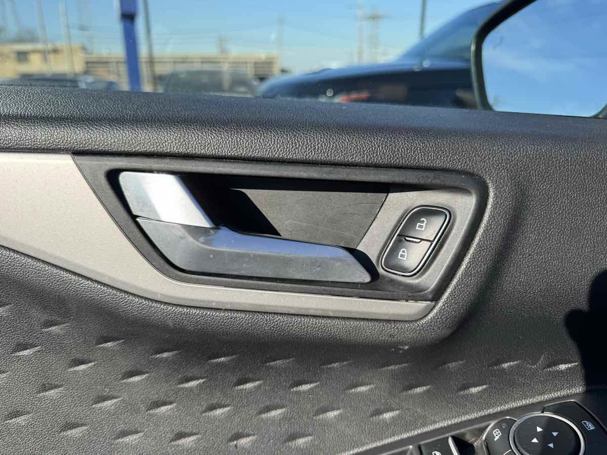 Used 2020 Ford Escape SE image 24