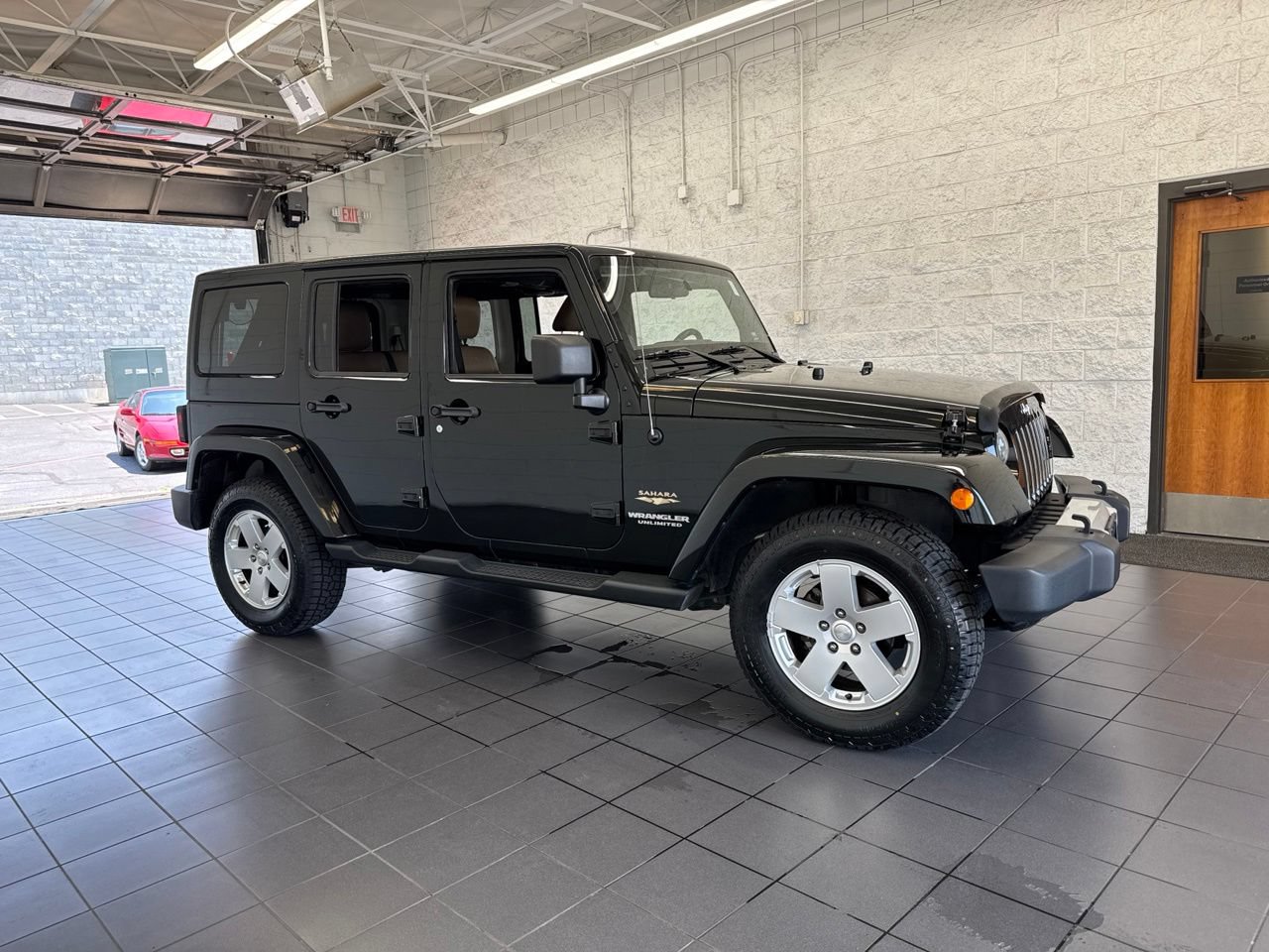 Used 2012 Jeep Wrangler Unlimited Sahara w/ Connectivity Group AWD/4WD video 1