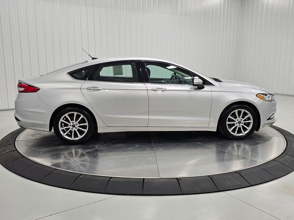 Used 2017 Ford Fusion SE w/ Fusion SE Technology Package FWD image 7