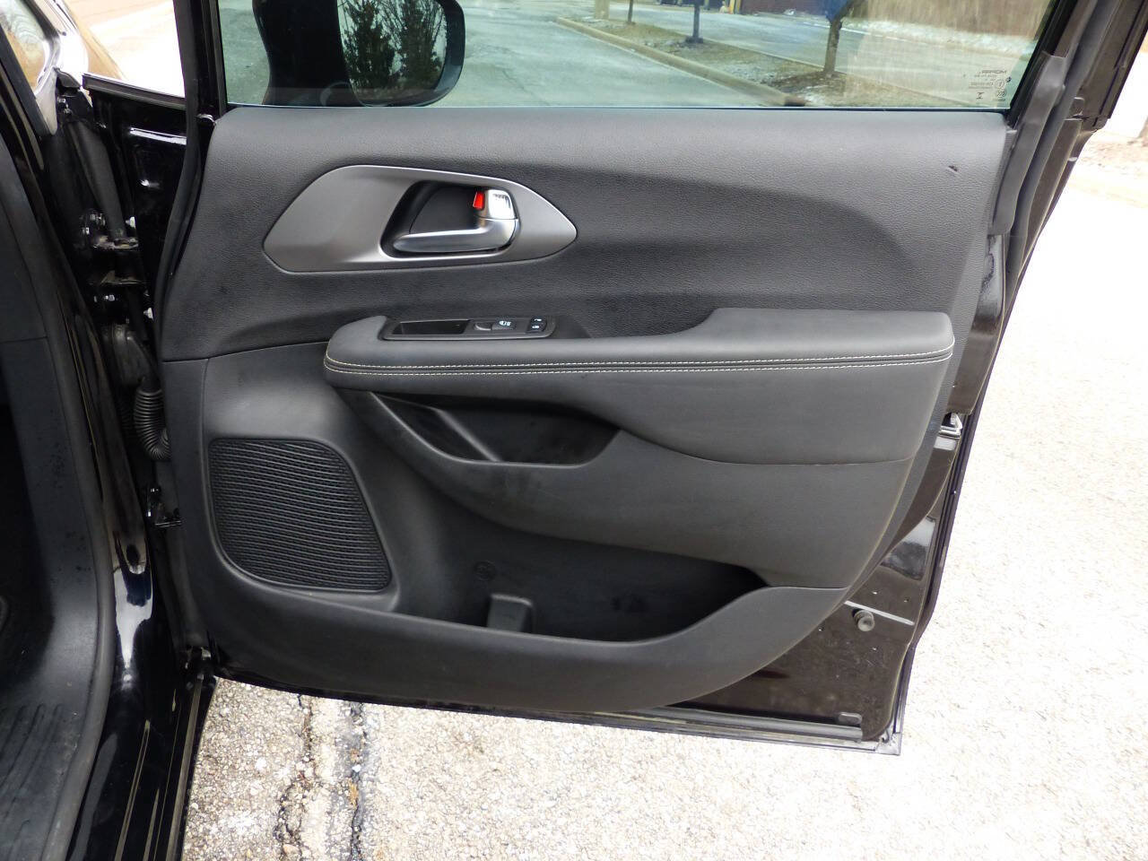 Used 2025 Chrysler Pacifica Select FWD image 35