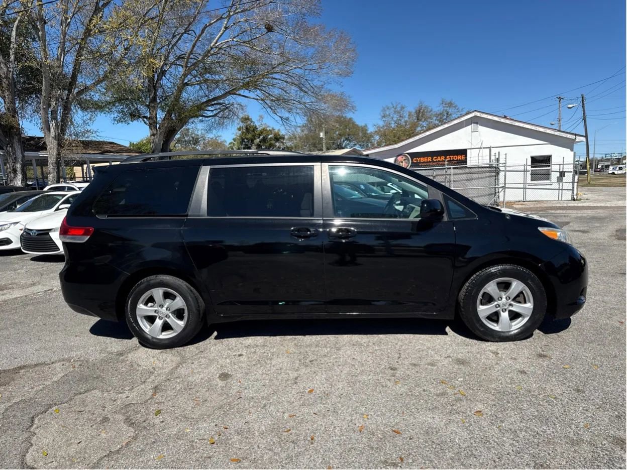 Used 2011 Toyota Sienna LE image 4