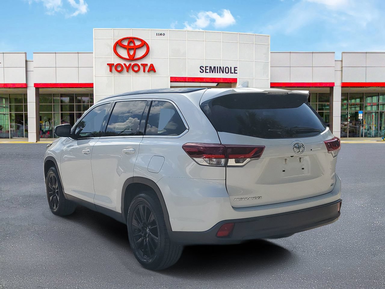 Used 2019 Toyota Highlander SE FWD image 4
