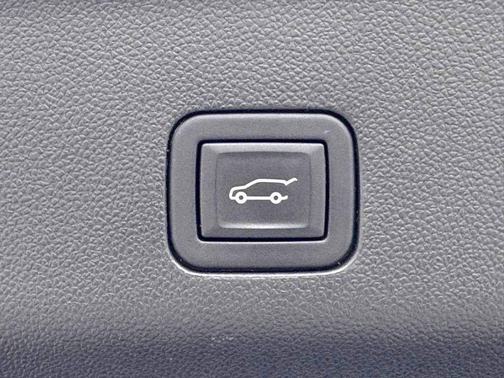 Used 2025 GMC Yukon Denali AWD/4WD image 14