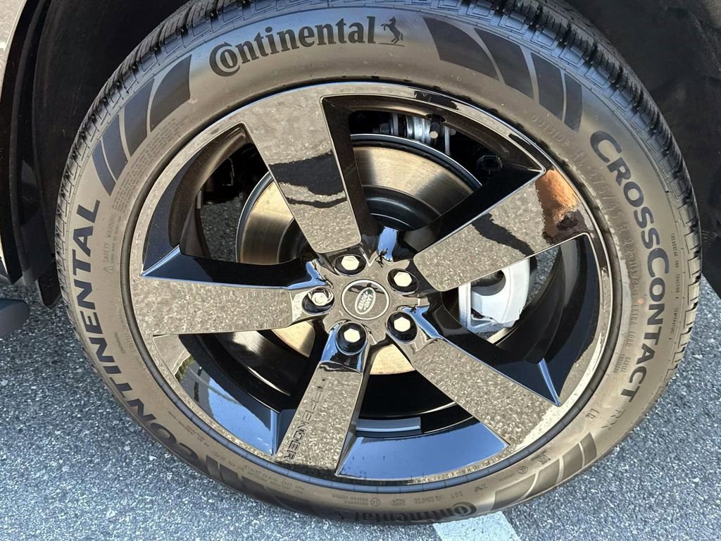 New 2025 Land Rover Defender 130 X-Dynamic SE image 3