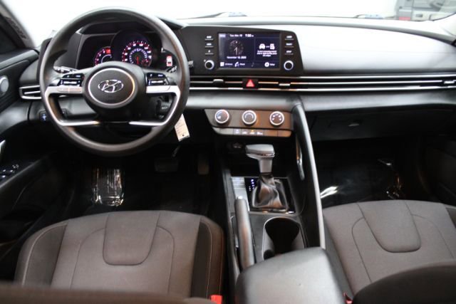 Used 2021 Hyundai Elantra SE w/ Cargo Package FWD image 2